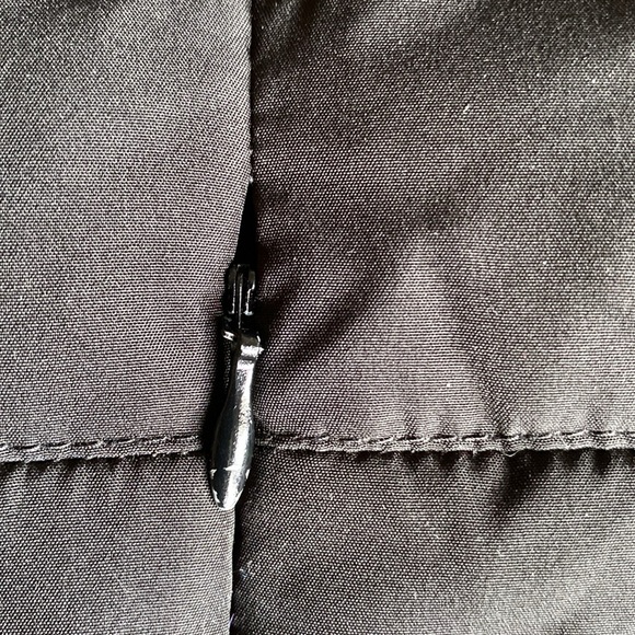 Awesome Black KENNETH COLE ‘Reaction’ Down Puffer Vest Size Medium - Picture 10 of 10